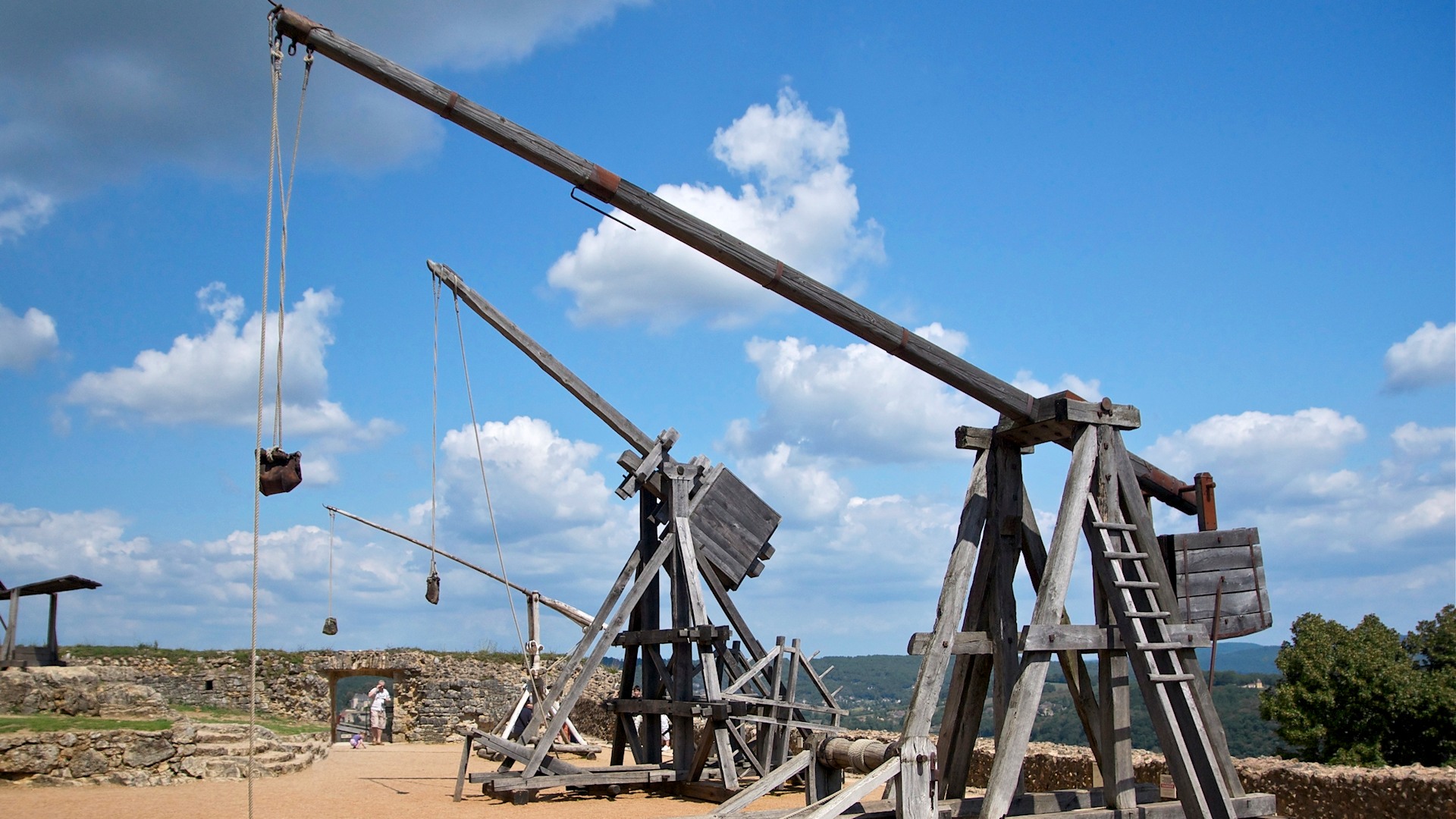 The largest trebuchet ever built: Warwolf in the Siege of Stirling